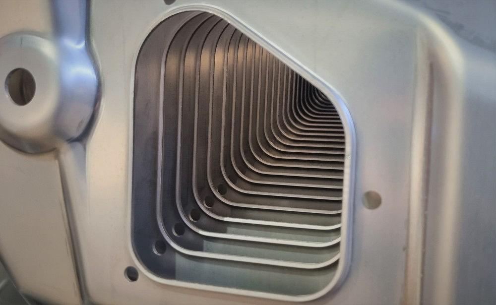 Detailansicht von gestapelten metallischen Pressteilen in der Serienfertigung