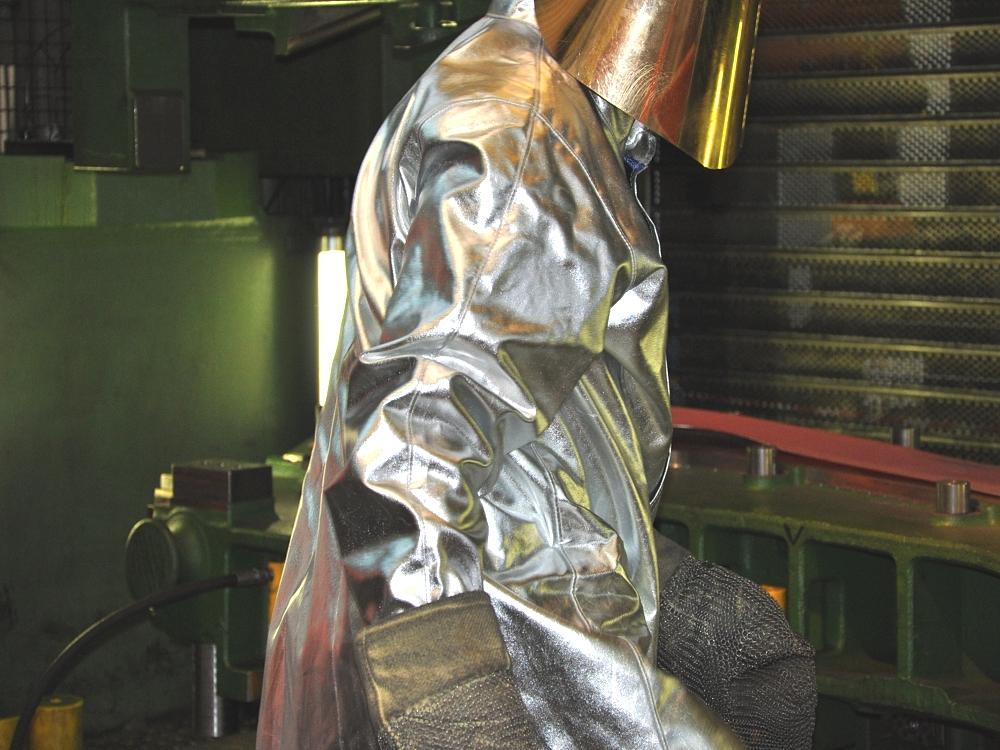 Mitarbeiter in Hitzeschutzkleidung w&auml;hrend der Warmumformung eines Prototypenteils