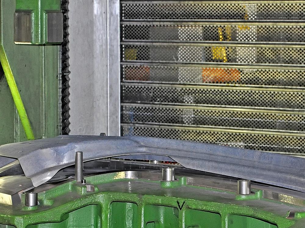 Prototypenteil w&auml;hrend der Warmumformung auf einem Formwerkzeug in der Fertigung